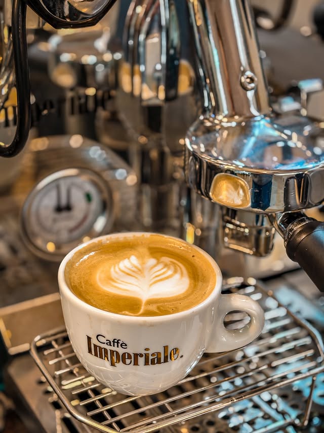 Latte art recién preparado en Café de Enzo