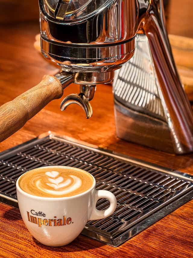 Café de especialidad sobre barra de madera